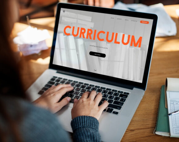 Diagram showing the alignment between curriculum, learning objectives, and learning outcomes in education.