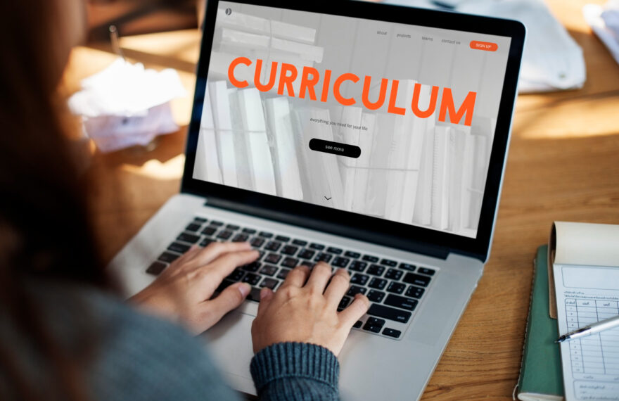 Diagram showing the alignment between curriculum, learning objectives, and learning outcomes in education.